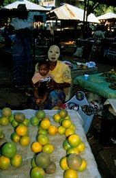 Baby;-Beauty-paste;-Citrus-fruit;-Comoros-Archipelago;-France;-Indian-Ocean;-Kaleidos;-Kaleidos-images;-La-parole-à-limage;-Laurent-Abad;-Market;-Mayotte;-Msindzano;-Portrait;-Stories-Pictures;-Tradition;-Woman